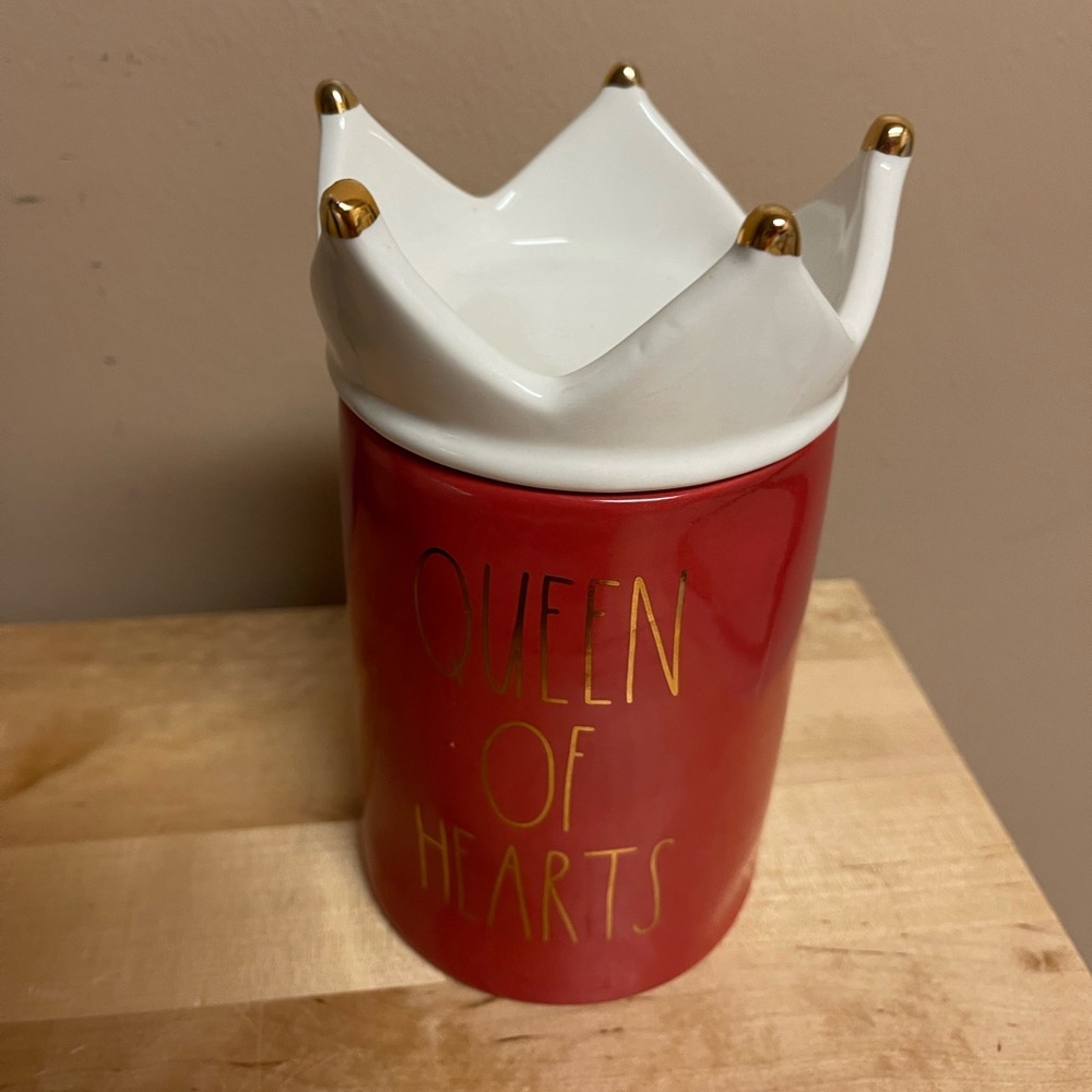 New Rae Dunn Queen of Hearts Crown Covered Candle
